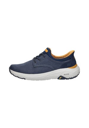 Baskets décontractées bleu marine avec semelle blanche, design à lacets, doublure intérieure orange et support Arch Fit de marque au talon.