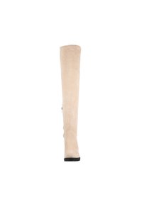 Beige over-the-knee laarzen van zacht suede, met een platte zool en een rits aan de zijkant voor makkelijk aan- en uittrekken. Glad textuur met minimale detaillering.