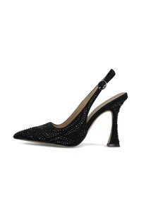 Pump slingback nera con punta affilata, decorata con motivi di perline, in materiale scamosciato e con un tacco a stiletto curvo unico.