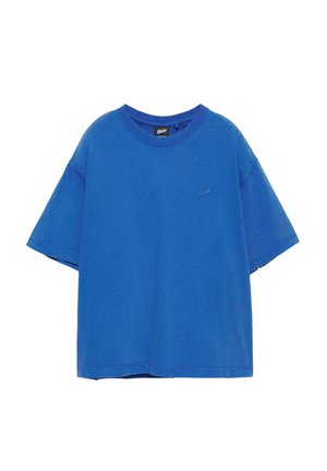 Blauwe oversized T-shirt met korte mouwen, ronde hals en klein geborduurd logo op de linkerborst, getoond op een witte achtergrond.