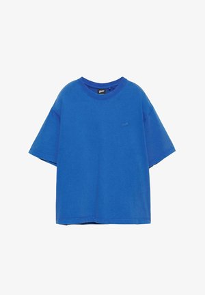 Blauwe oversized T-shirt met korte mouwen, ronde hals en klein geborduurd logo op de linkerborst, getoond op een witte achtergrond.