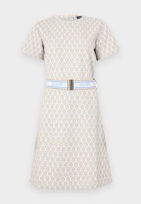 Robe à manches courtes en crème avec un motif géométrique bleu et marron. Présente une ceinture bleue avec un accent argenté et un col rond.