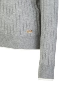 Grauer Rippstrickpullover mit strukturierter Oberfläche, ausgestattet mit einem goldenen Logopatch. Die Bündchen und der Saum haben eine kontrastierende weiße Einfassung.