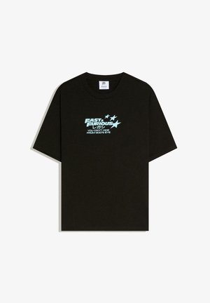 Fekete rövid ujjú póló kék „Fast & Furious” felirattal, japán karakterekkel és csillagokkal a mellrészen, valamint a „Nem bújhatsz el Isten szeme elől” idézettel.