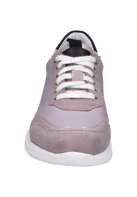 Helllila Sneaker aus Leder und Wildleder, weiße Schnürsenkel, schwarze Akzente an der Ferse und eine strukturierte Gummisohle.