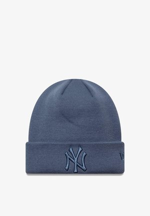 Berretto di lana blu con design a risvolto. Presenta il logo NY ricamato sulla parte anteriore. Il materiale è morbido e текстurato con una finitura liscia.