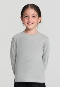 Maglione grigio a maniche lunghe con scollatura rotonda, realizzato in tessuto morbido. Presenta una vestibilità comoda e una superficie leggermente strutturata.