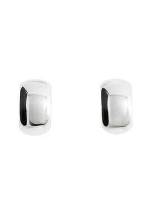 Paire de boucles d'oreilles créoles rectangulaires argentées, lisses et brillantes, aux bords arrondis, sur fond blanc uni.