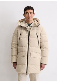 Beige gewatteerde jas met capuchon, voorzien van een ritssluiting aan de voorkant en twee grote opgestikte zakken. Het materiaal heeft een gladde textuur en een doorgestikt ontwerp.