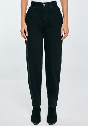 Hoge taille zwarte denim jeans met een rechte pijp, voorzien van een sluiting met knoop aan de voorkant, zijzakken en minimale stikseldetails.