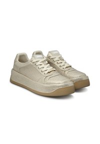 Sneakers in rete dorato con superficie testurizzata, lacci crema e suola imbottita. Presentano una punta arrotondata e un logo sulla linguetta.