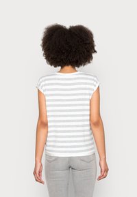 Grijs en witte gestreepte T-shirt met korte mouwen en een ronde halslijn, met een rechte zoom en opgerolde mouwen. Zachte katoenen stof.