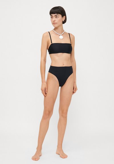 Schwarzes Bikini-Set mit einem Bralette mit Rundhalsausschnitt und dünnen Trägern sowie hohem Bund. Glattes Material mit minimalistischem Design.