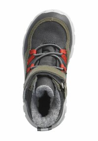 Bota infantil gris con acentos en rojo y verde oliva, exterior de tela, revestimiento suave, correa ajustable y suela de goma blanca.