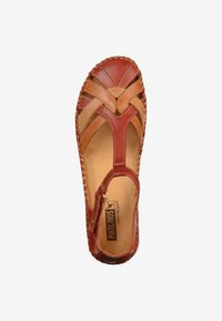 Sandal in pelle nei toni del marrone e del rosso, con cinghie in un design incrociato, punta aperta e dettagli cuciti.