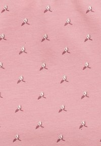 Różowy materiał z powtarzającym się wzorem małych białych pąków róż rzucających cienie, równomiernie rozmieszczonych w diagonalnych rzędach.