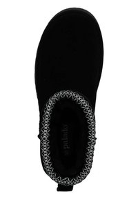 Stivale alla caviglia nero con una texture morbida, caratterizzato da una cucitura decorativa grigia intorno al collo e una linguetta per una facile calzata.