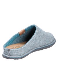 Zoccoli in feltro azzurro chiaro con soletta in sughero. Presentano un retro curvato e una suola grigia, evidenziata da un piccolo dettaglio in pelle sul tallone.