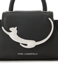 Must mustrakk mustast mustan kassi, millel on valge kassi silueti aktsent ja "KARL LAGERFELD" logo mulje allosas. Kompaktne ja struktureeritud disain.