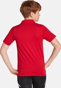 Rode polo t-shirt met korte mouwen van katoen. Soepele textuur met een klassieke kraag en een slim fit, met een schone achterkant.