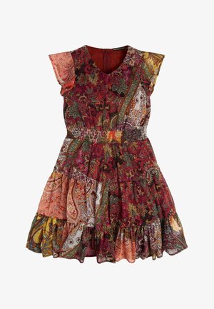 Vestido de manga corta con estampado floral y escote en V, con cintura recogida y volantes en capas. Predominantemente burdeos, con tonos de naranja y verde.