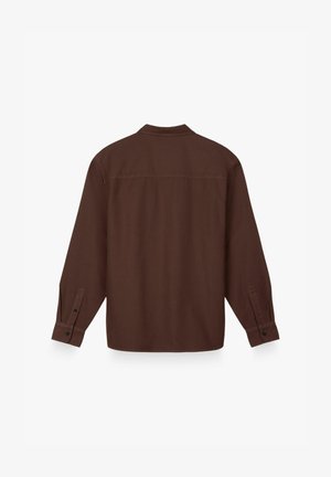 Hnedá košeľa s dlhým rukávom a zapínateľnými manžetami zobrazená zozadu, so strihom na rovný lem a švom naprieč hornou časťou chrbta.