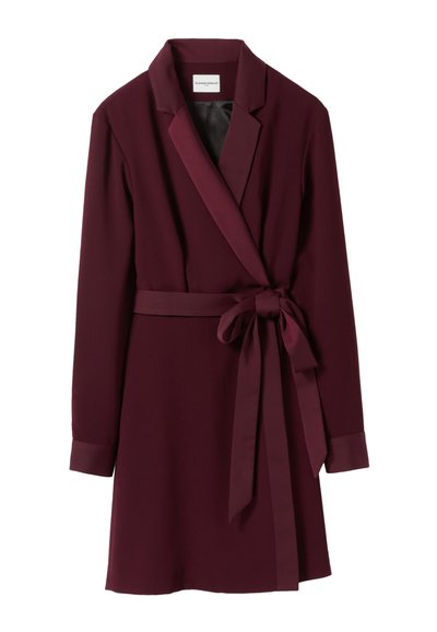 Vestido envolvente burdeos en tela suave con mangas largas, cuello chal y un cinturón atado en la cintura, que presenta un diseño simple y estilizado.