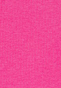 Sytě růžová tkanina s texturovaným, tkaným vzorem. Povrch je mírně drsný s vertikálními pruhy, které ukazují živou barvu.