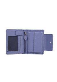 Portafoglio in pelle viola con slot multipli per carte, una tasca con zip e una finestra trasparente per l'ID. Texture liscia con cuciture ordinate.