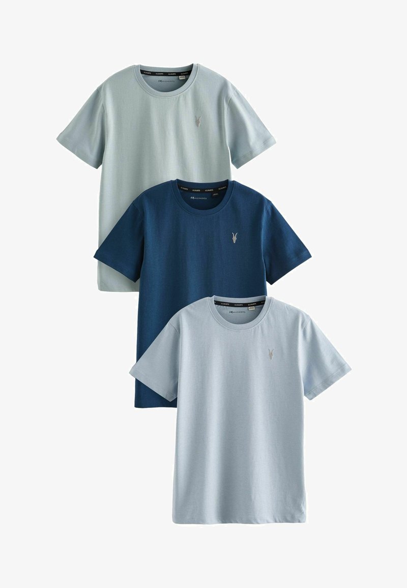 Drei T-Shirts: hellblau, dunkelblau und gedecktes Blau. Jedes hat einen Rundhalsausschnitt, kurze Ärmel und ein kleines Emblem auf der Brust.