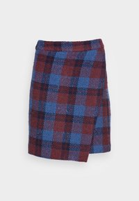 Wollen wikkelrok met een blauw en bordeauxrood ruitpatroon, van midi-dij lengte, met een asymmetrische zoom en een gestructureerde afwerking.