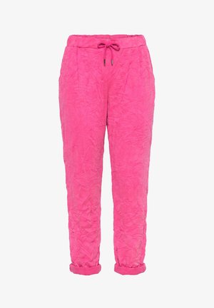 Pantalones de color rosa brillante con textura, cintura elástica, cordón, bolsillos laterales y puños remangados, mostrados sobre un fondo blanco.