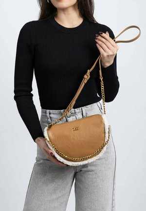 Bolso bandolera de piel sintética en tono bronce con ribete de piel cremosa, correa de cadena dorada y logo en relieve. Diseño semicircular con correa ajustable.