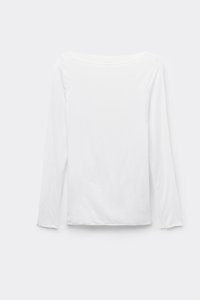 Camisa blanca de manga larga ajustada con cuello redondo, mostrada extendida sobre un fondo claro y liso.