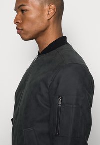 Jack & Jones JCOMONICO JACKET - Casaco de pele sintética - black