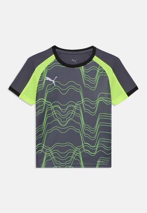 Camisa deportiva de manga corta en gris oscuro con un patrón de olas en verde neón, con detalles de malla y un cuello redondo negro.