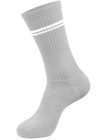 Helle graue Crew-Socke aus geripptem Stoff. Verfügt über zwei weiße horizontale Streifen am oberen Rand und ein nahtloses Zehen-Design.