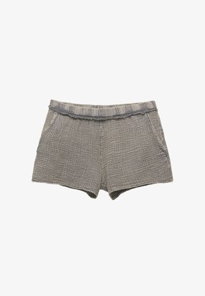 Szare szorty o fakturze z gumką w pasie, dwoma bocznymi kieszeniami i lekko strzępionym dołem. Materiał prezentuje delikatny wzór kratki.