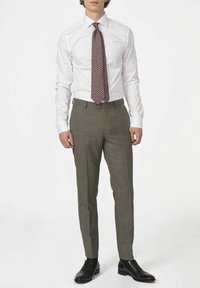 Chemise blanche, cravate bordeaux à motifs, pantalon gris sur mesure et chaussures noires. Le tissu semble lisse ; le pantalon a un motif texturé.