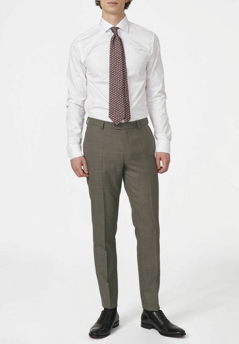 Chemise blanche, cravate bordeaux à motifs, pantalon gris sur mesure et chaussures noires. Le tissu semble lisse ; le pantalon a un motif texturé.