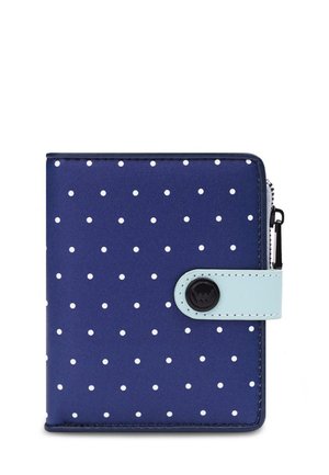 Marineblaue Geldbörse mit weißen Pünktchen, Reißverschluss, und einem hellblauen Druckknopf. Verfügt über einen schwarzen Akzent auf dem Knopf. Strukturierte Oberfläche.