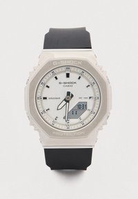 G-Shock käekell hõbedase digitaalse ja analoogkettaga, mustast silikoonist rihmaga, kaheksanurkse korpusega ning 20 baari veekindlusega.