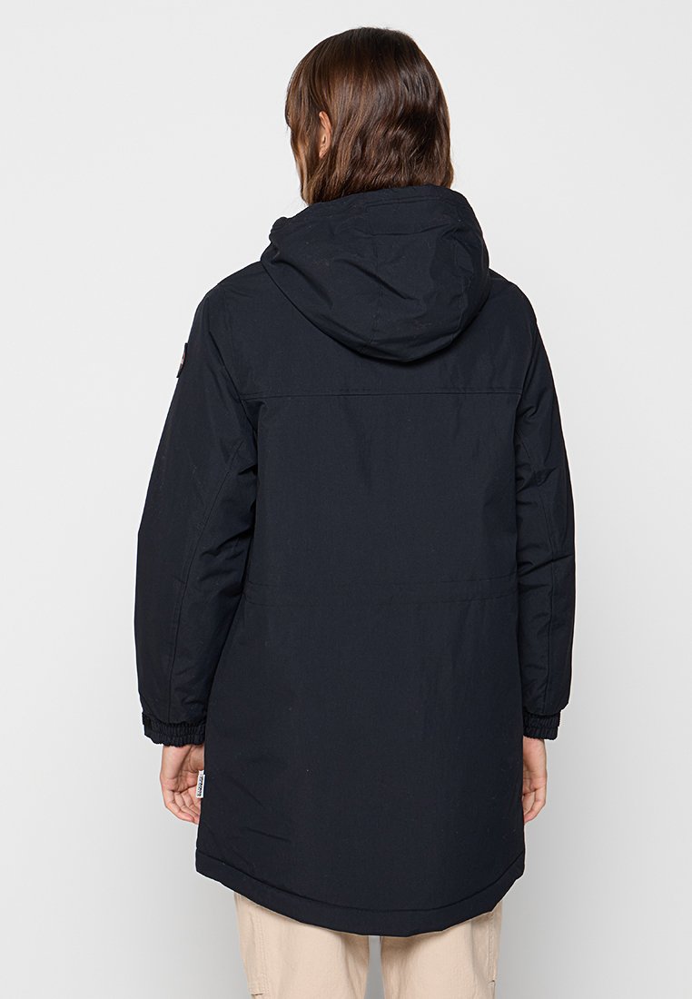 Parka noire avec capuche, dotée de poignets élastiques, d'un ourlet droit et d'une texture lisse. Design simple et fonctionnel sans motifs.