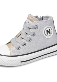 Sneaker alto argento con texture glitterata, punta in gomma bianca, lacci grigi e accenti neri. Presenta un logo circolare sul lato.