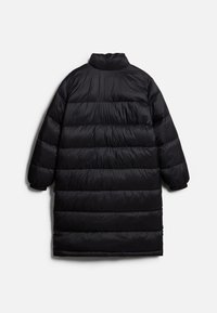 Zwarte pufferjas met hoge kraag, horizontaal quiltontwerp en elastische manchetten. Zachte textuur en knielange silhouet.