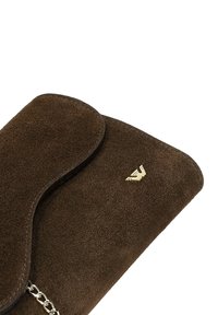 Borsa in suede marrone con chiusura a pattina, presenta un accento in logo dorato e una tracolla in catena argentata, mettendo in evidenza una texture liscia.