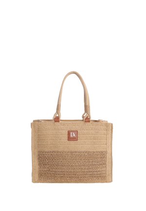 Bolsa tote beige tejida con asas dobles, con una mitad inferior texturizada y un pequeño parche de cuero con las iniciales blancas "DA" en la parte superior delantera.