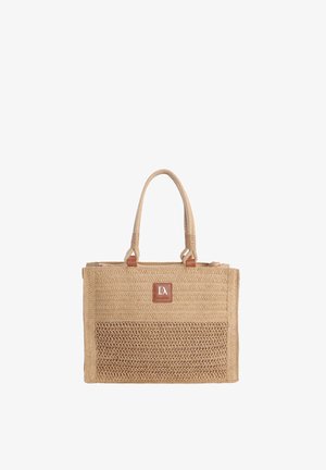 Bolsa tote beige tejida con asas dobles, con una mitad inferior texturizada y un pequeño parche de cuero con las iniciales blancas "DA" en la parte superior delantera.