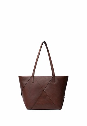 Braune Ledertasche mit langen Griffen und einem geometrisch gesteppten Muster auf der Vorderseite, dargestellt vor weißem Hintergrund.