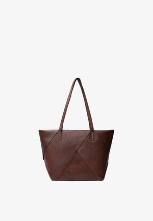 Braune Ledertasche mit langen Griffen und einem geometrisch gesteppten Muster auf der Vorderseite, dargestellt vor weißem Hintergrund.